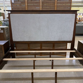 Hojen King Bed